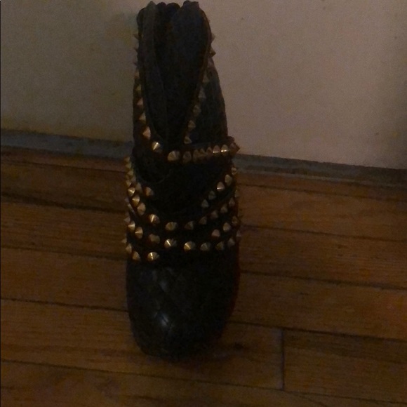 Shoes - Picture 2 of 6